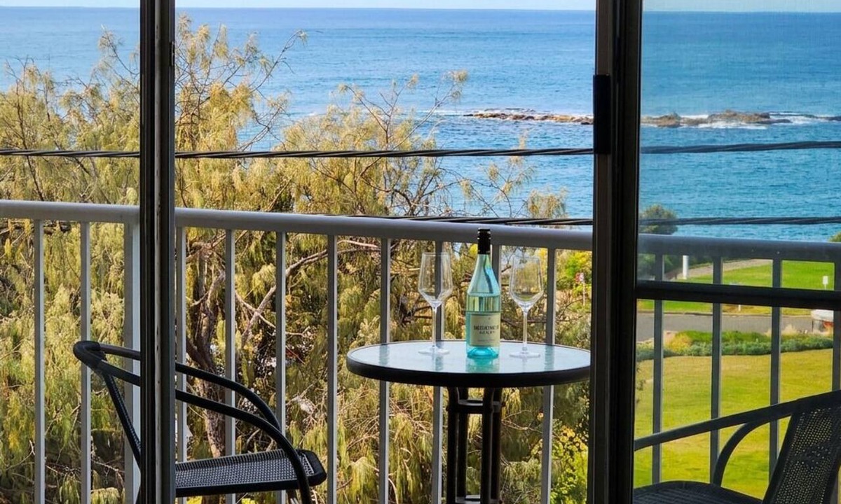 Coogee Apartment | Penthouse Apartment With Ocean Views - 1 Bed, 1 Bath, Parking. Coogee Beach