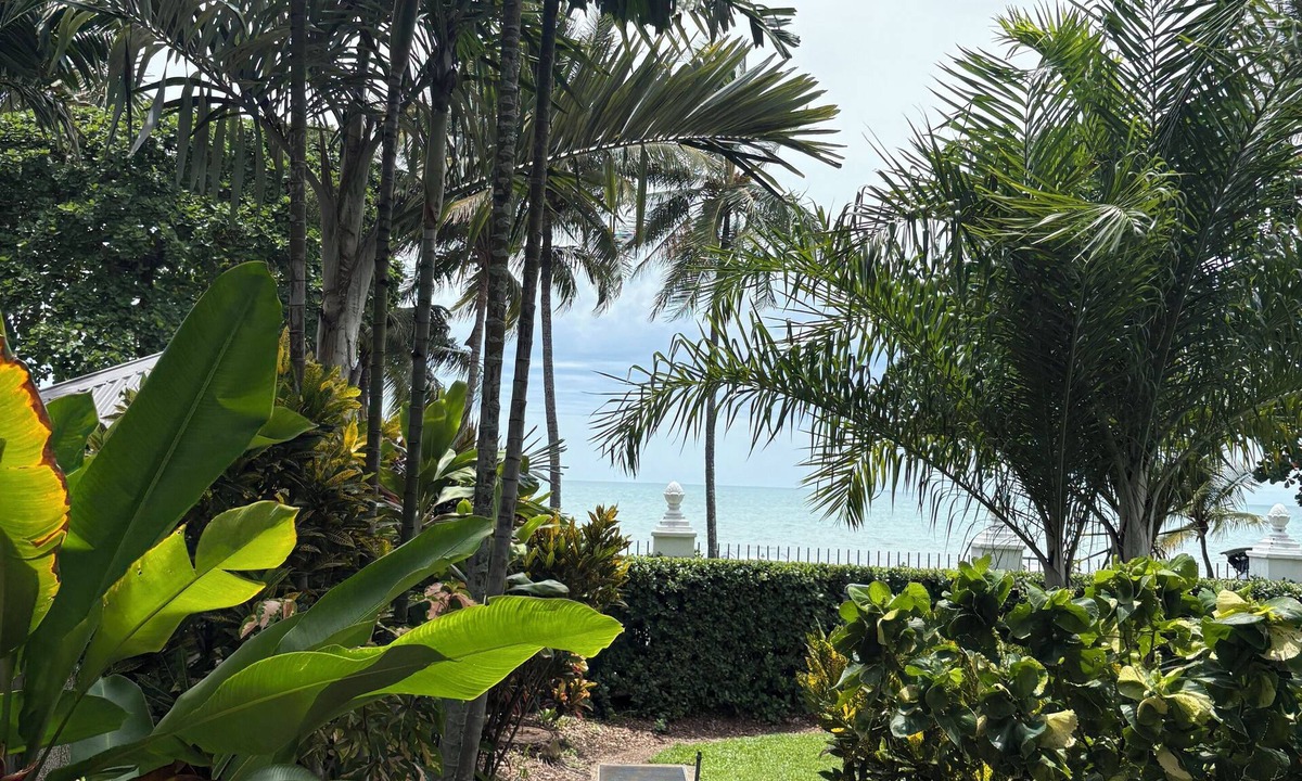 Trinity Beach Apartment | Perfect escape right at the beach with restaurants and cafes at your doorstep.