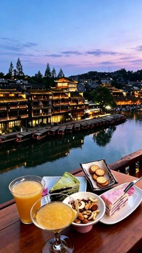 Fenghuang Hotel | Phoenix Ancient Hill Riverside View Hotel- Offers free one-way high-speed rail pick-up service - Afternoon tea - Self-service laundry - Baggage storage - Travel planning