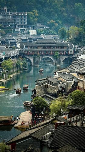 Fenghuang Bed & Breakfast | Phoenix Courtyard Hotel -100m to Tuojiang River &Guided Hiking & Photography&Fishing&Offers free one-way high-speed rail pick-up service