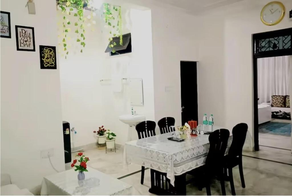 Indira Nagar House | Private Floor In A Bungalow