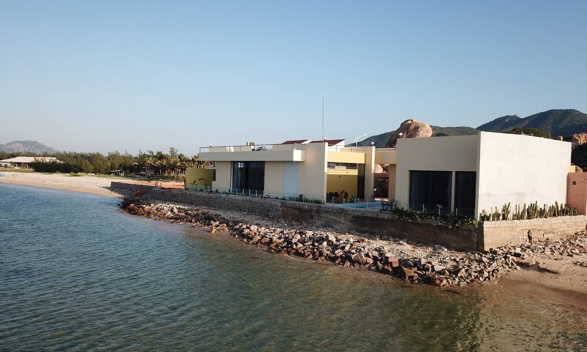 Phan Rang House | Private Ocean Front Bungalow with Infinity Swimming Pool