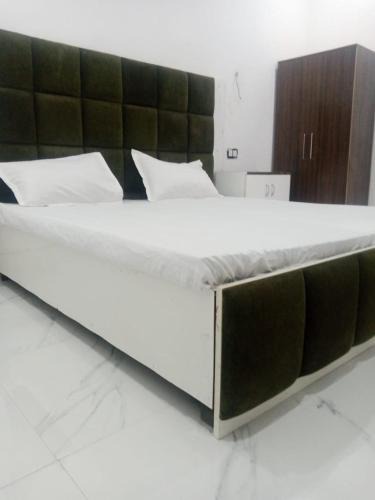 Vrindavan Hotel | Radhe krishna Radiant