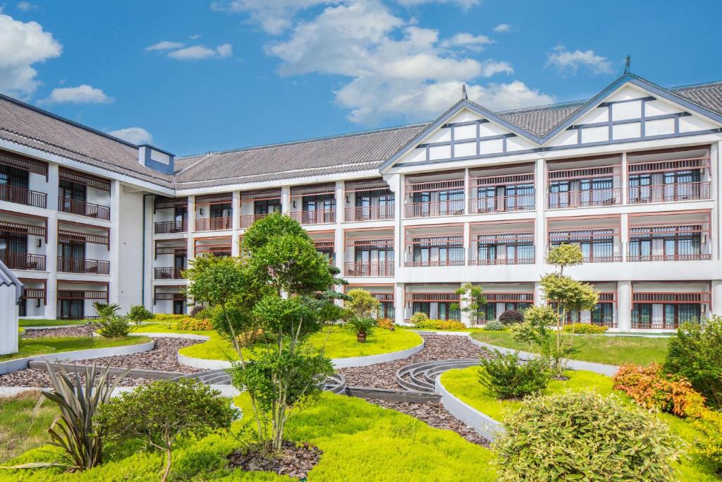 Xinwu District Hotel | Radisson Blu Resort Wetland Park