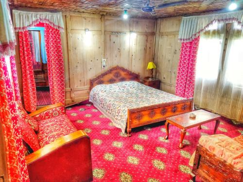 Dal Lake Boat Rental | Raja's Palace Houseboat - Kashmir