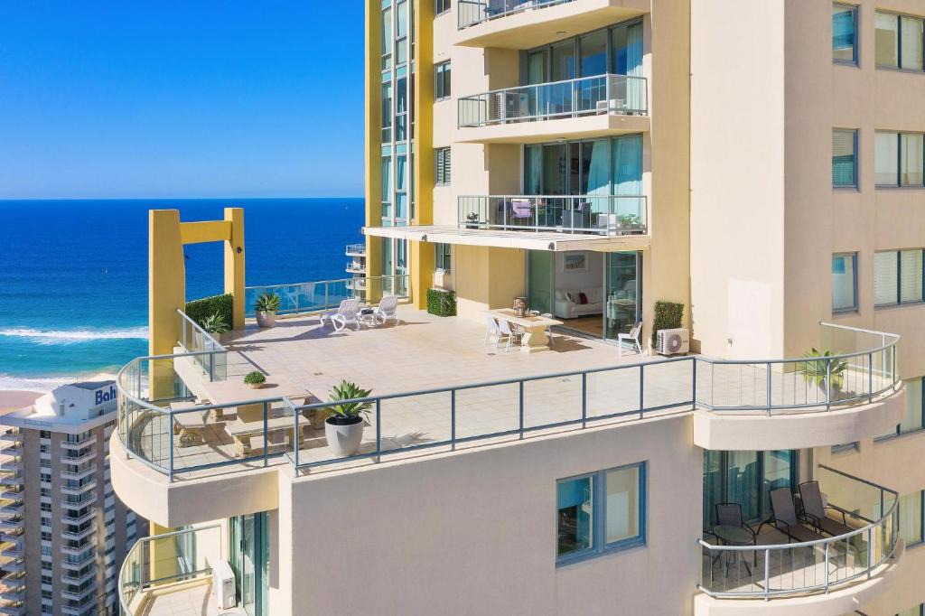Surfers Paradise Apartment | Resort style 3br unit w/huge entertainers balcony