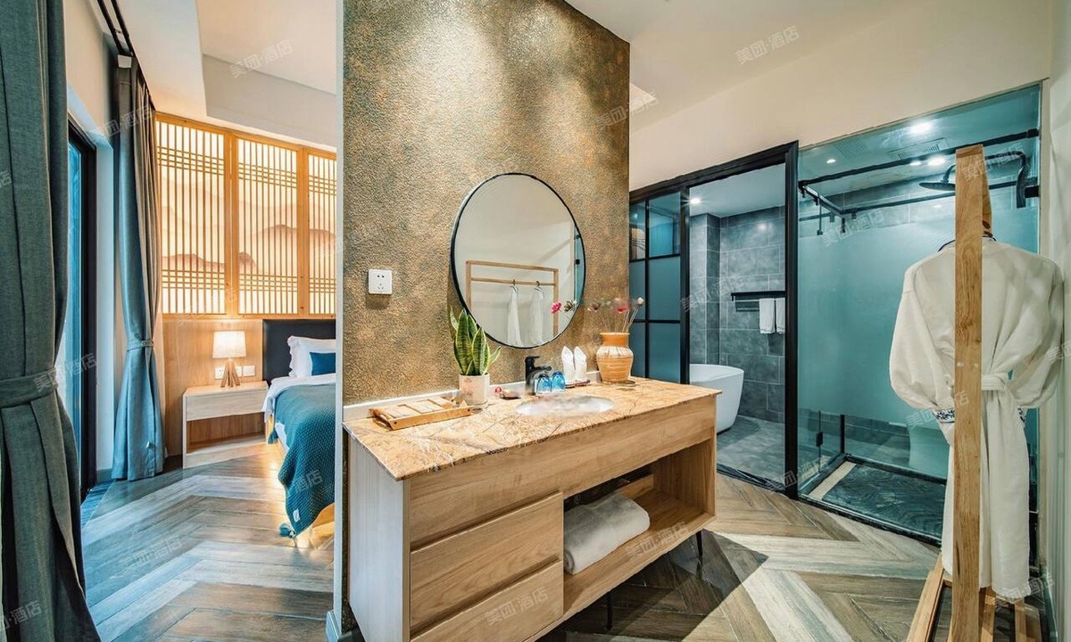 Emeishan House | Room-heinemann Hotel Courtyard or Terrac