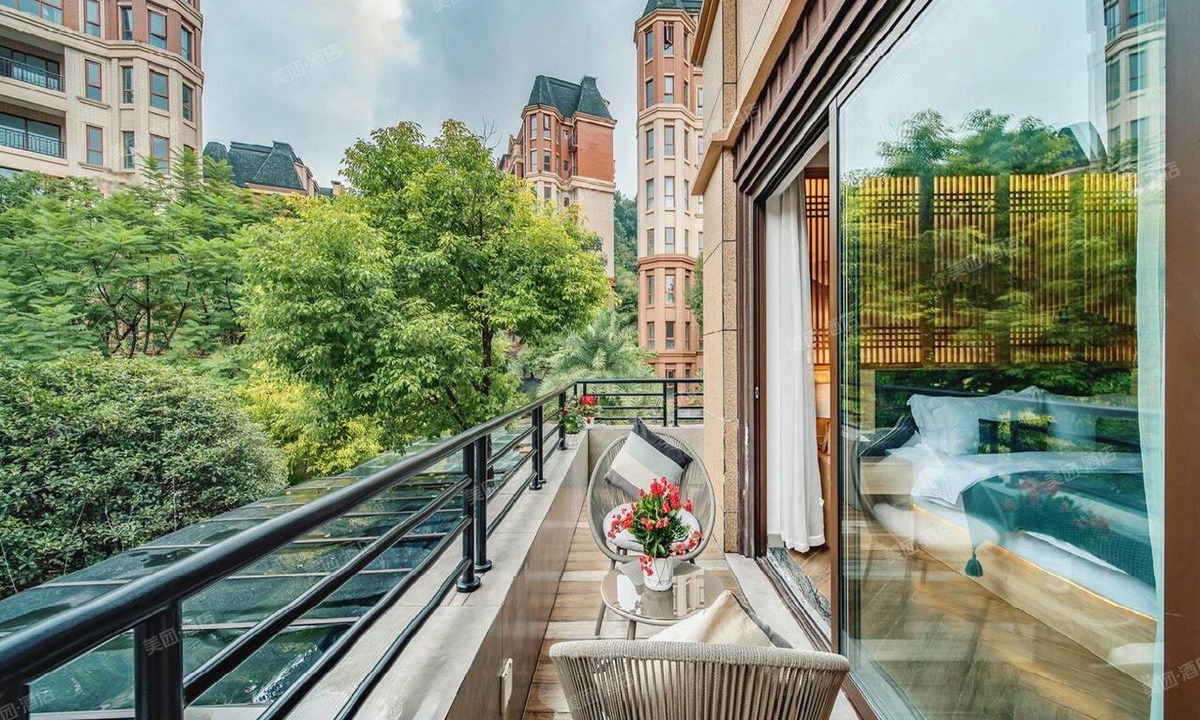 Emeishan House | Room-heinemann Hotel Courtyard or Terrac
