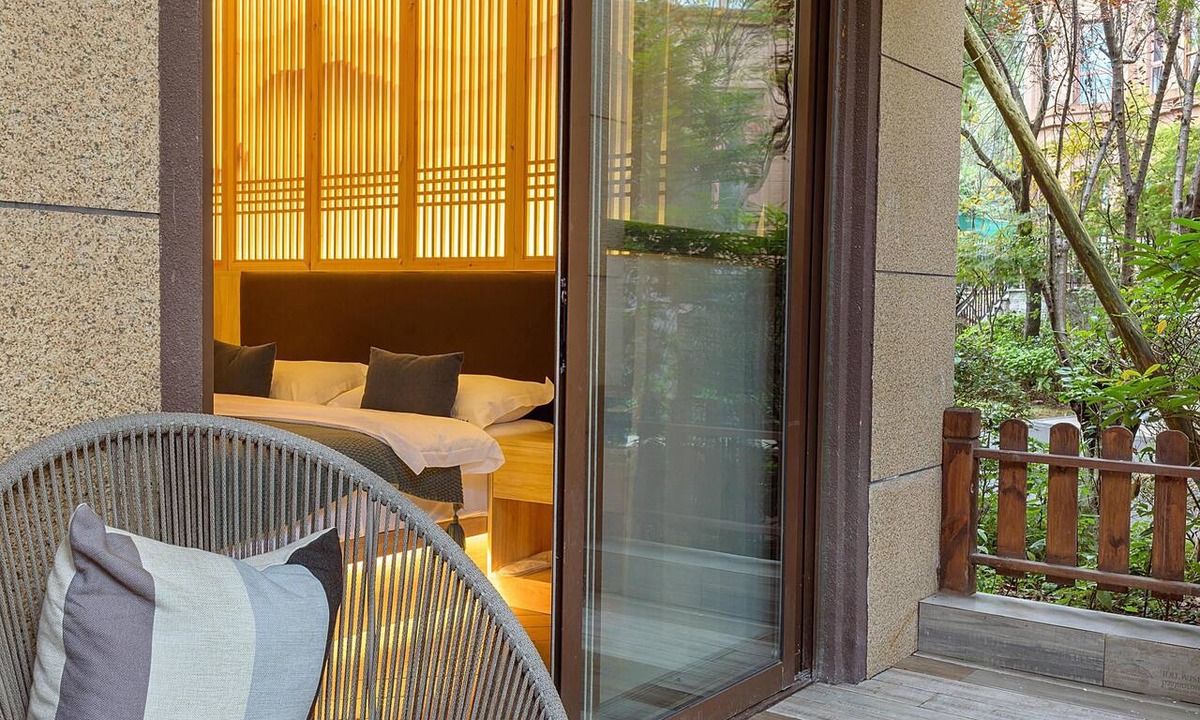 Emeishan House | Room-heinemann Hotel Courtyard or Terrac