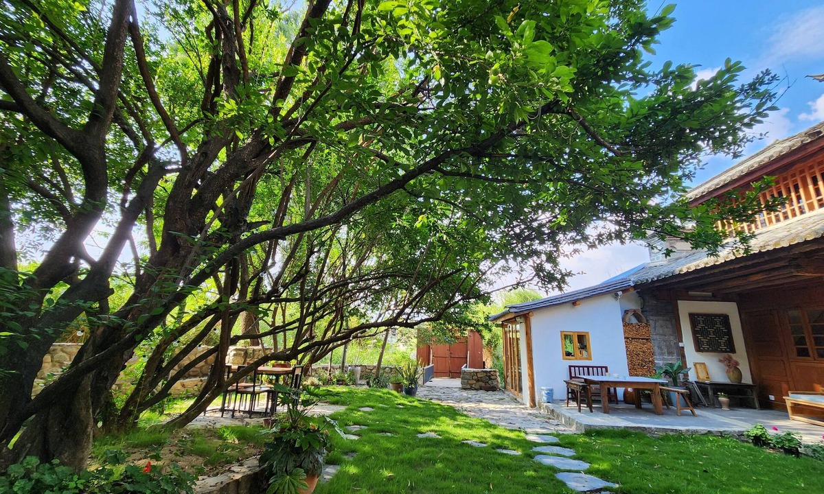 Dali Town House | Rooms in a Bai farmhouse, garden, traffic-free location 5 minutes from the lake