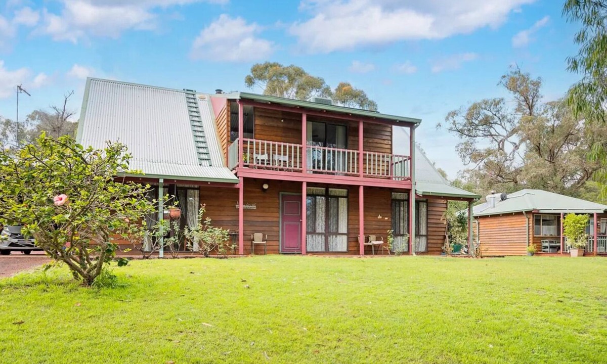 Leschenault Ski Chalet | Rustic House & Cosy Cottage