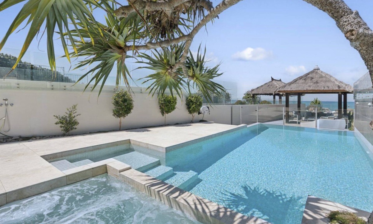 Sapphire Beach House | Sapphire Sands, Absolute Beachfront, Pool, Spa Pet Friendly