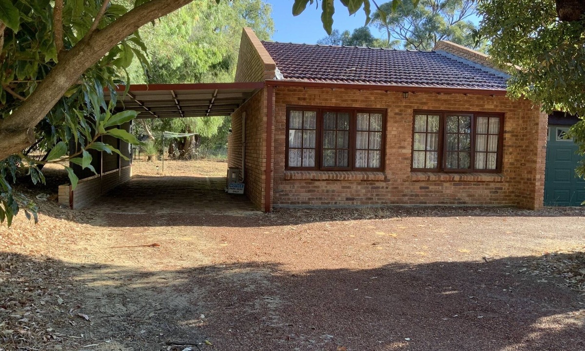 Carramar Apartment | Self contained fully equipped 1 bedroomed studio on exclusive rural estate.