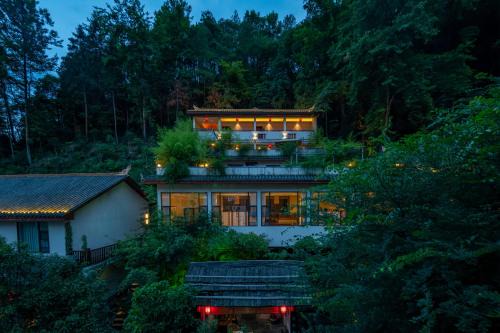 Fenghuang Hotel | Serene Peaks Courtyard-Free pick-up-Free Laundry