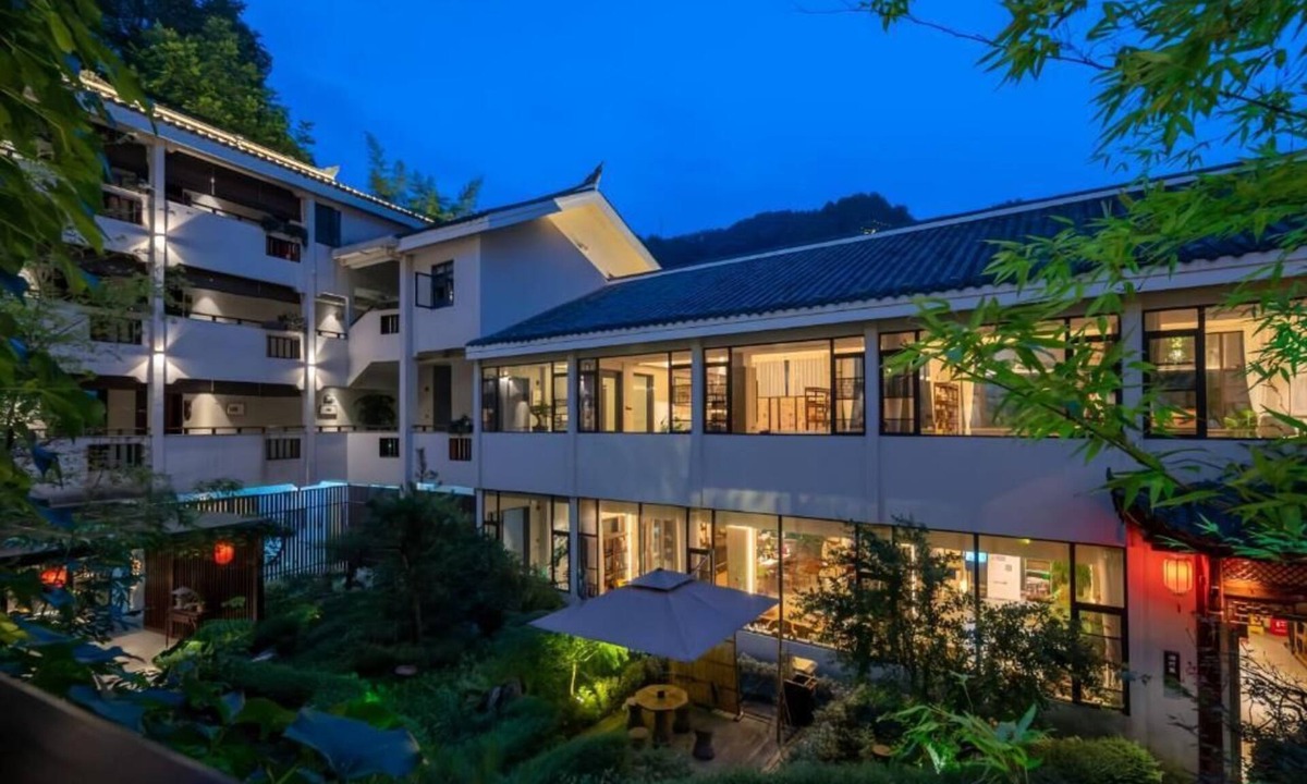 Fenghuang Hotel | Serene Peaks Courtyard