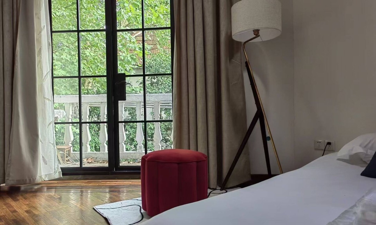 Huaihai Road Commercial Area Apartment | Shanghai Forest Cabin with balcony in city center