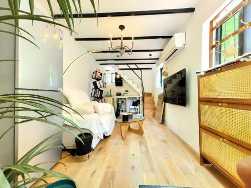 Huaihai Road Commercial Area Apartment | Shanghai Hills & Aromahome Serene Detached Villa Close to line 1 Hengshan Road