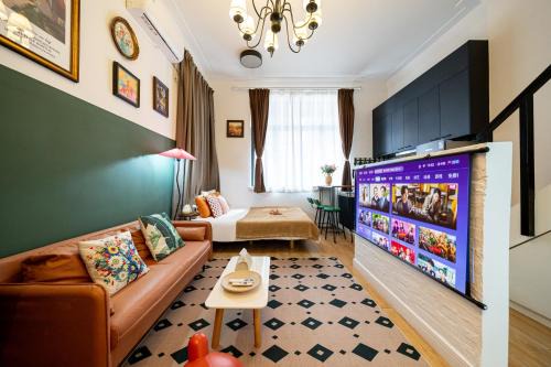 Jing'an Apartment | Shanghai Hills& Well-time Nanyang Charm BnB close to West Nanjing Rd and line 2 Jing'an Temple