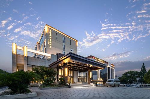 Pudong Hotel | ShangHai LuAn Garden Hotel-Complimentary shuttle service between Shanghai Pu d ong Airport and Disneyland