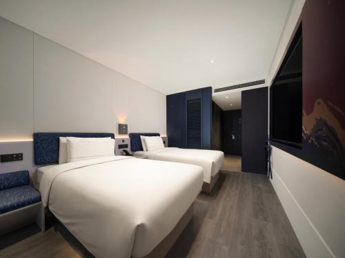Haining Road Hotel | Shanghai Modern Hotel, Near The Bund & Metro Lines 3, 4 & 10, With Robot Service