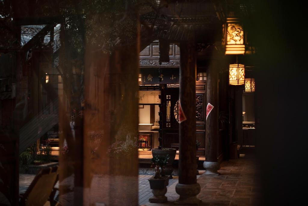 Dayan Old Town Hotel | Shiwai Tea and Inn - Naxi style courtyard of Lijiang Old Town