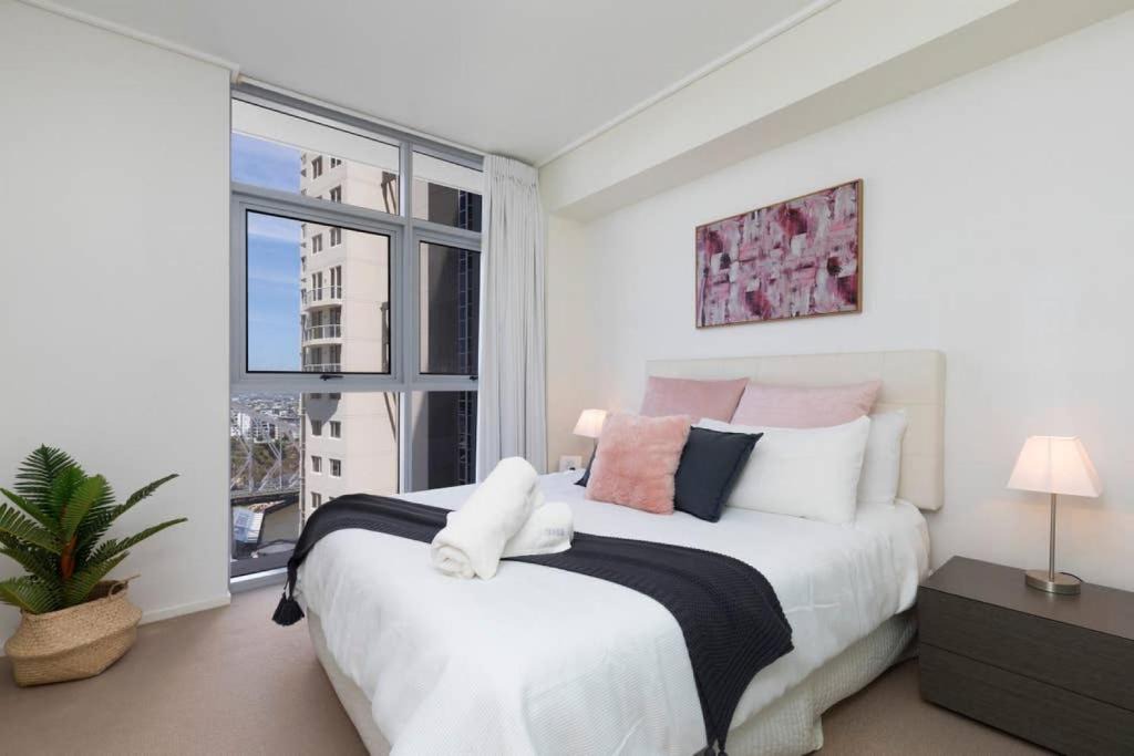 Brisbane Central Business District Apartment | SK2 - CHARMING Skyline CBD w River Views 3 BR Private Apartment