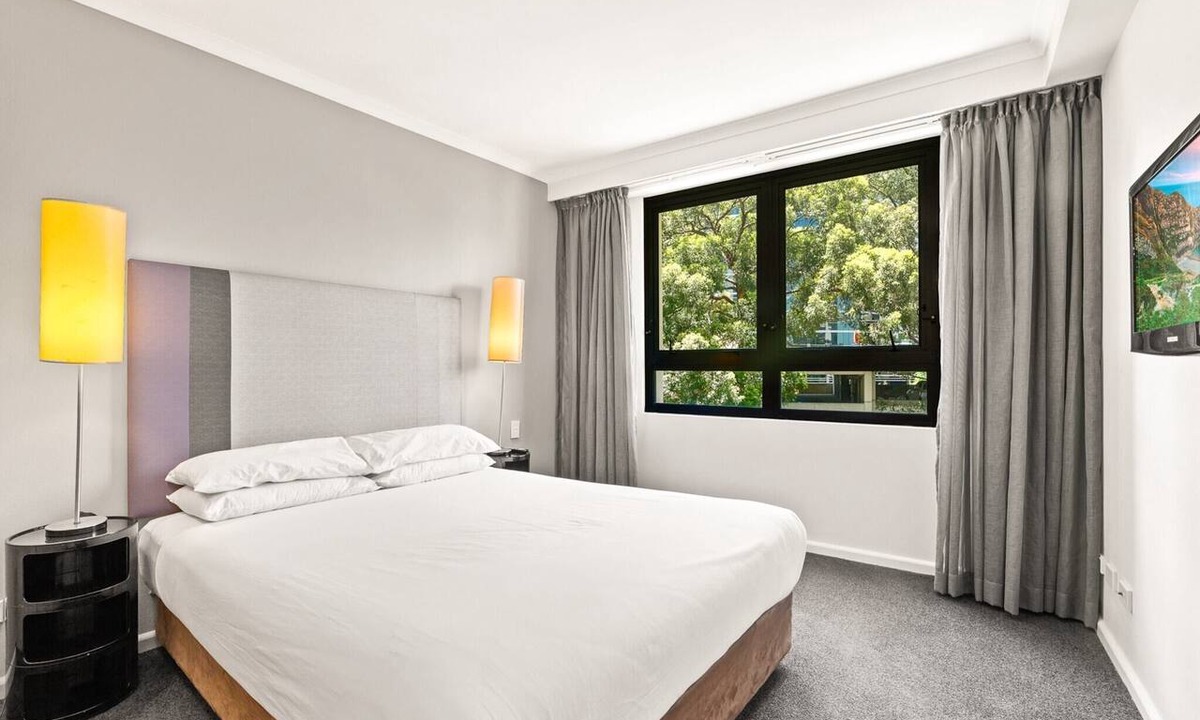 Parramatta Apartment | Sleek 1-Bed by Jubilee Park with Pool