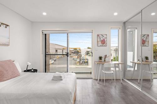 Revesby House | Sleek & Comfortable Ensuite Double Room at Revesby with Shared Kitchen
