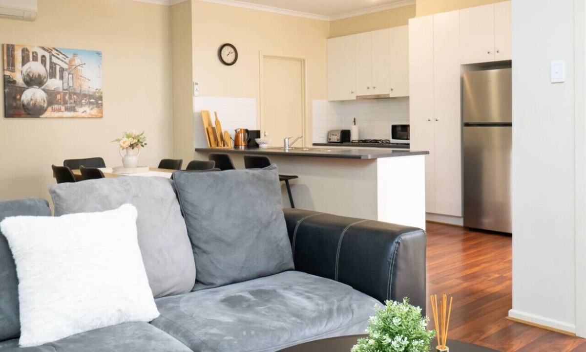 Blakeview Villa | [Sleeps 10] Comfy 4BR Villa with garage, pet friendly! Short walk to shops.