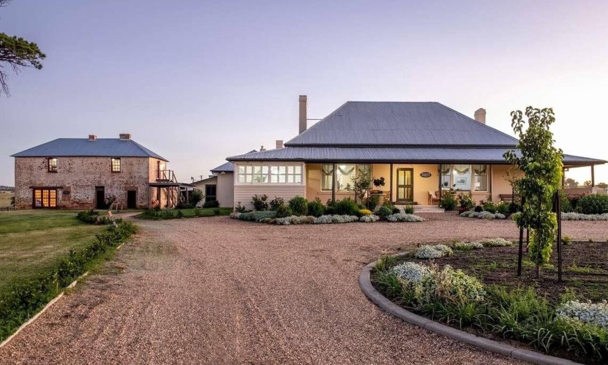 Brewongle House | Sleeps 30 historical accommodation, small events,Country escape 2.5 hr to Sydney