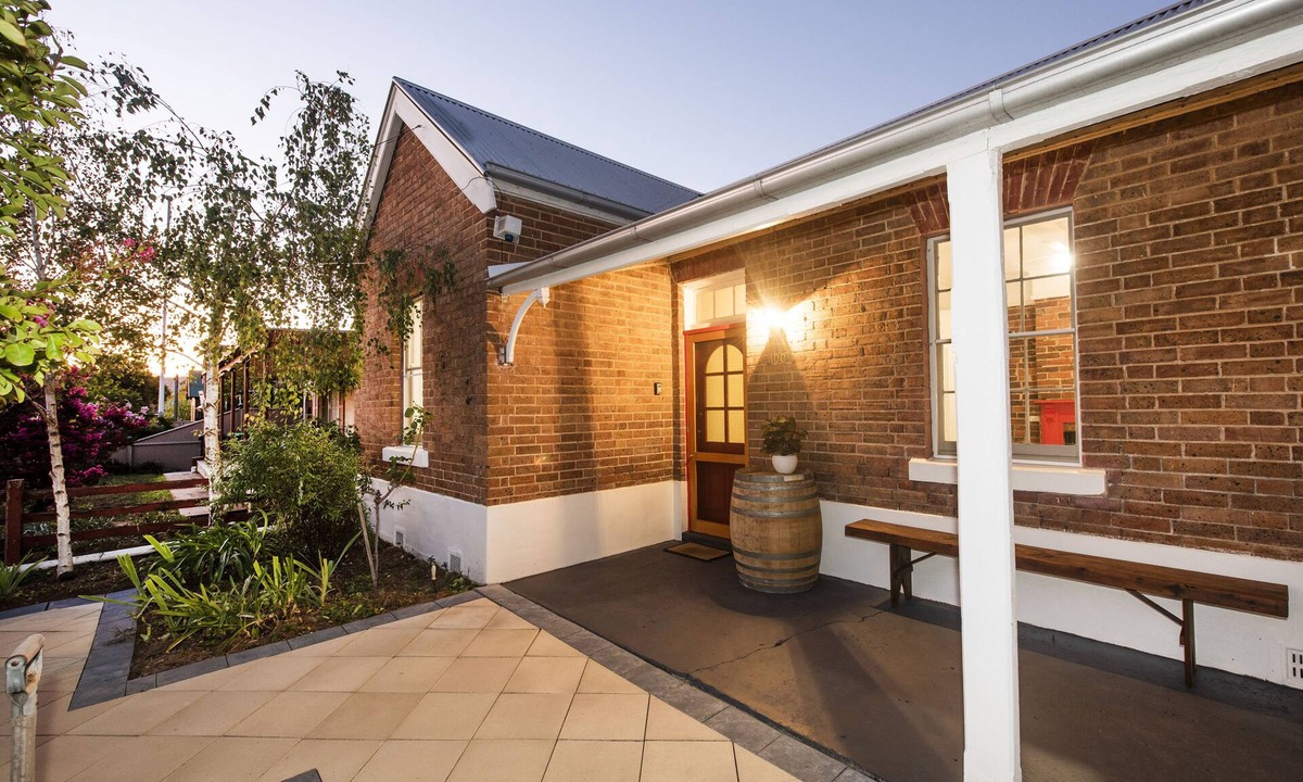 Central Mudgee House | Sleeps 8: King bed, 2 queen beds, 1 double bed, 4 bedrooms - 5 min walk to town