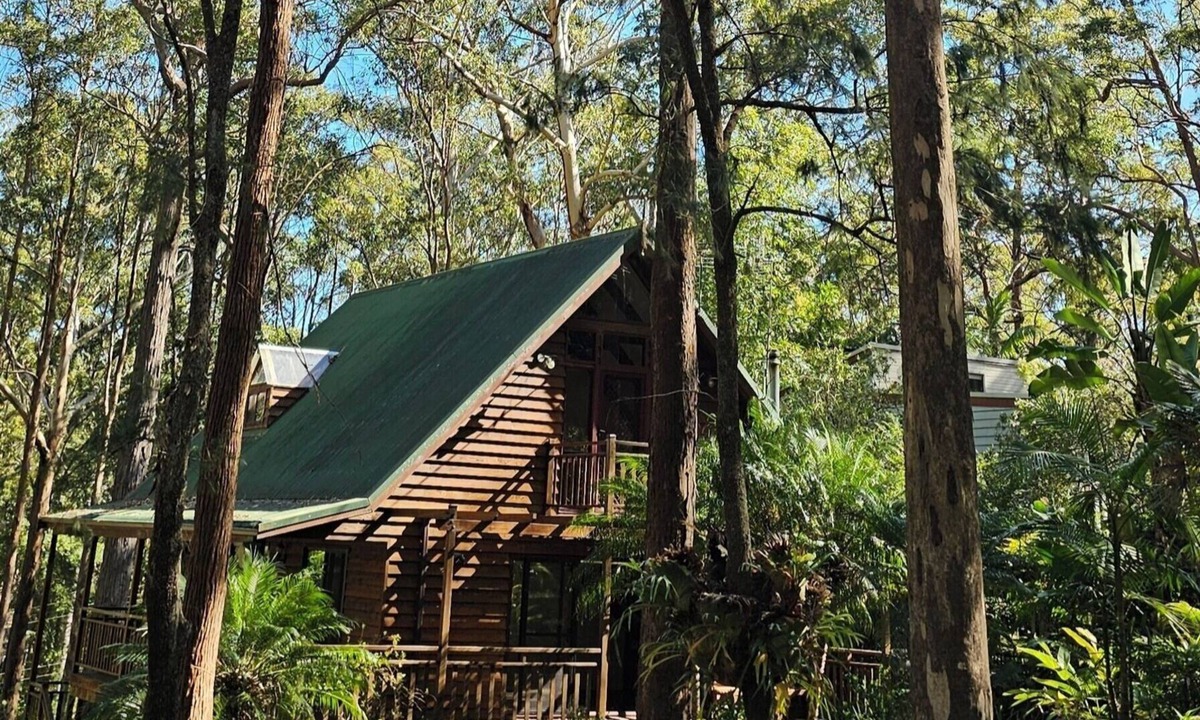 Smiths Lake House | Smiths Treehouse - a gorgeous cedar built cottage in tranquil bush setting