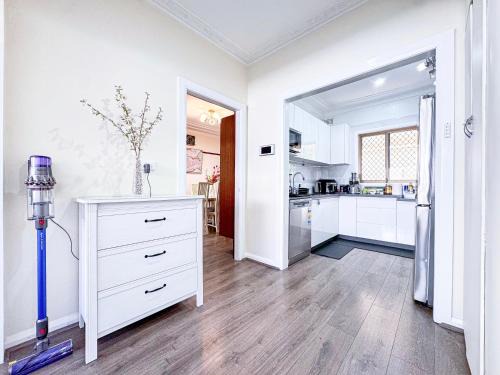 Revesby House | Spacious 5BR Family Home - 2 Free Parking - Walk to Train & Shops