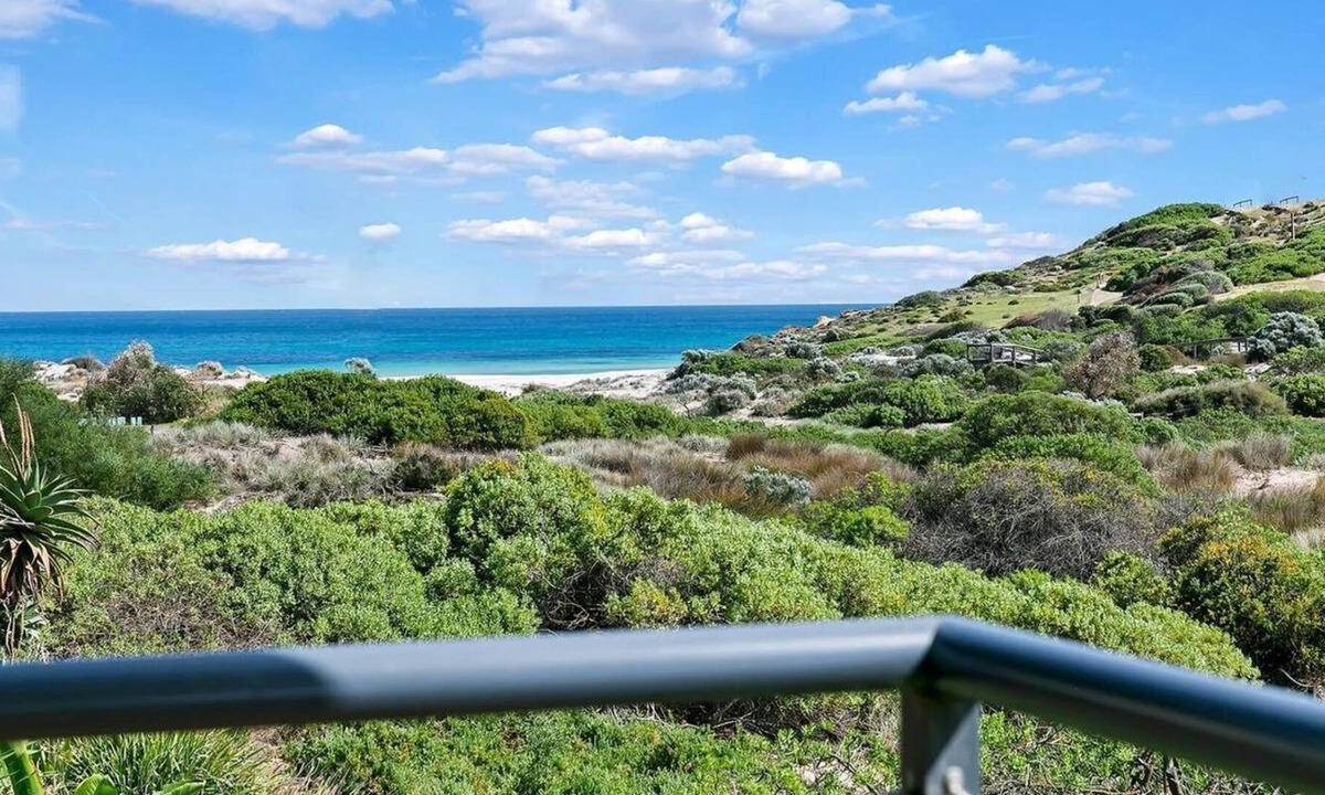 Port Willunga House | Spacious 6 bed villa perched on the sand dunes with private unspoilt sea views