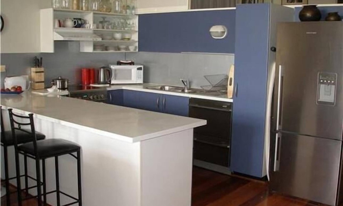Camperdown Apartment | Spacious Apartment, High Ceilings, Secure Parking