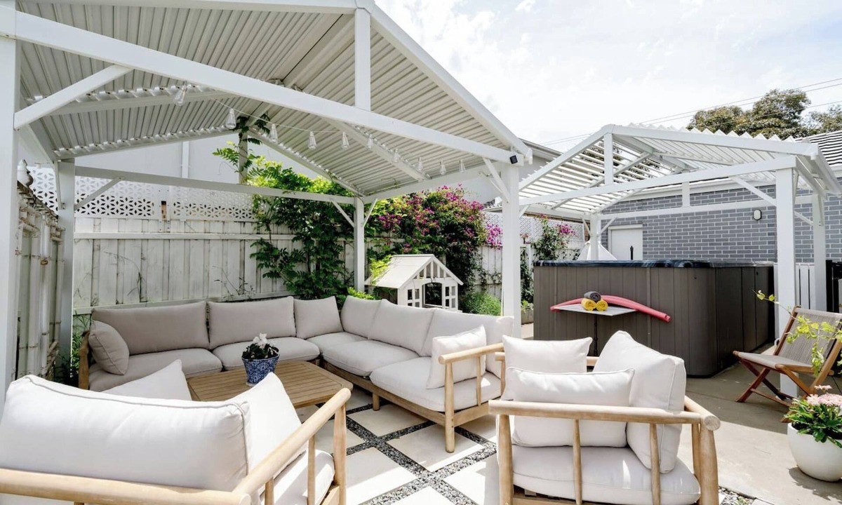 St Leonards House | Spacious Hamptons-style home with plunge pool