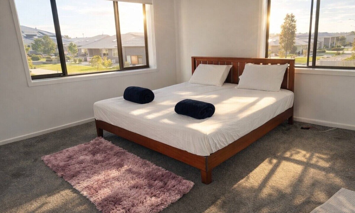 Werribee House | Spacious Private 4BR Upper Floor Sleeps 8 Spa Free Parking.Free Wifi.Netflix