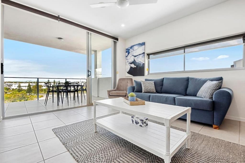 Birtinya Apartment | Spacious Waterfront apartment opp Hospital