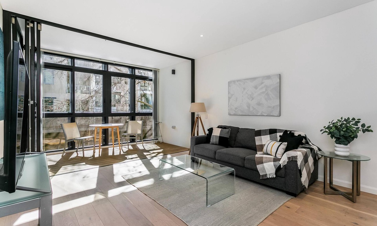 St. Leonards Apartment | St Leonards- ALBN2 Albany Street - Relaxed Crows Nest Apartment with Winter Garden, Rooftop Cafes Nearb