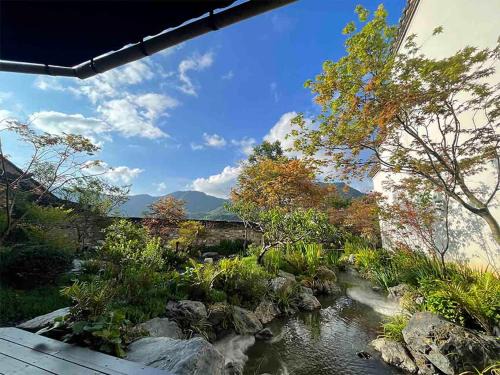 Jing County Hotel | Stayinmind