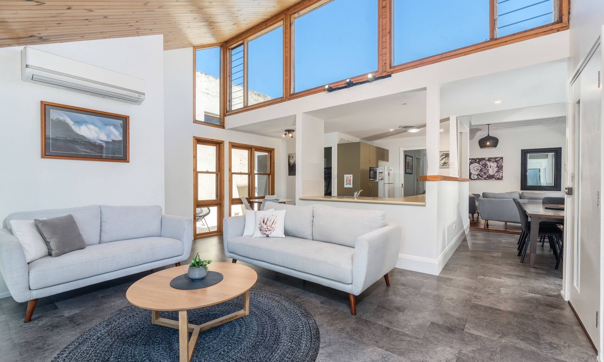 Newcastle House | Stevenson Beach Cottage - Newcastle East