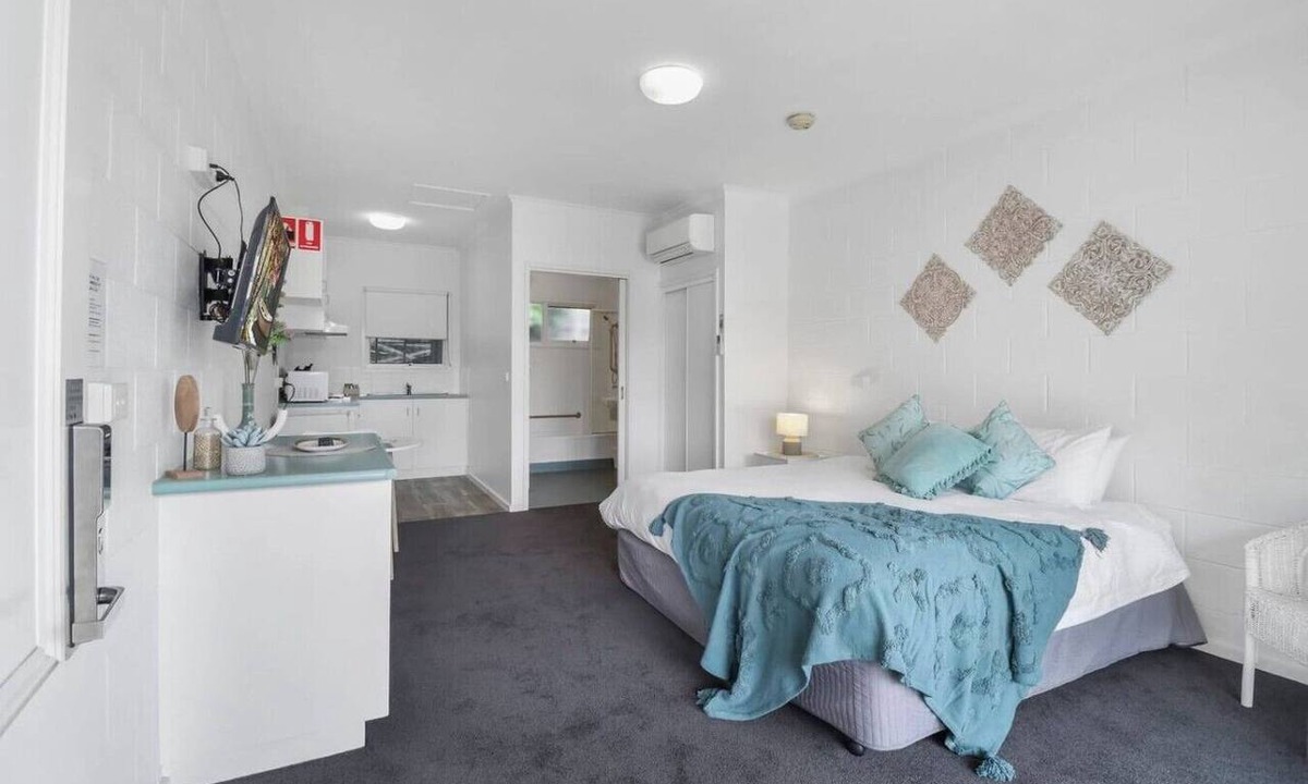 Geelong Apartment | Studio Apt, Bright and Spacious, CBD, Mibnb