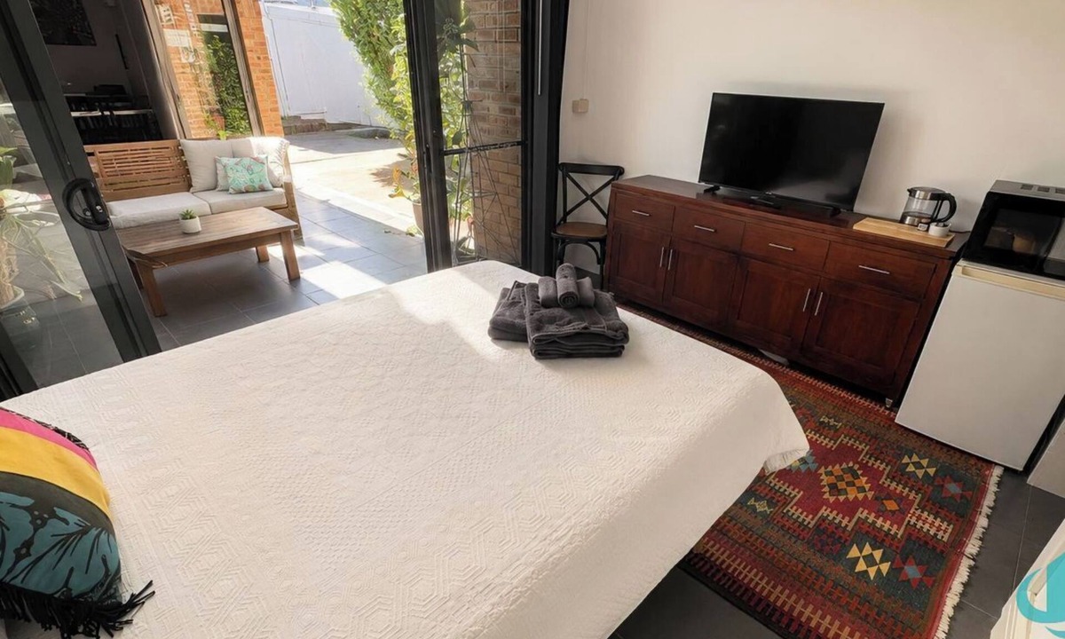 Tighes Hill Apartment | Studio Lizzie Private Newcastle Studio Retreat