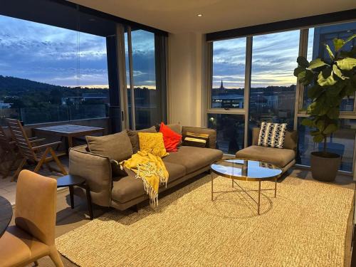Capital Hill Apartment | Stylish 1BR Spacious Penthouse Self Check-in, 7 min walk to parliament