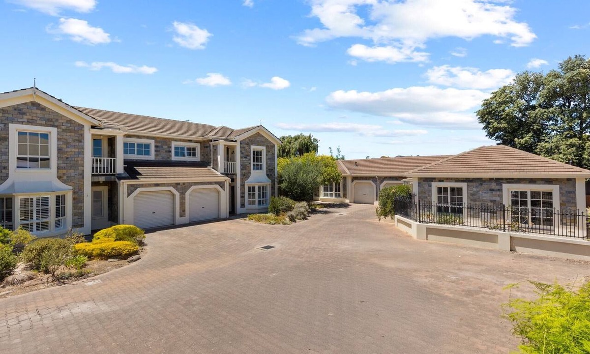 Glenelg South Apartment | Stylish 3-Bed House Close to Attractions