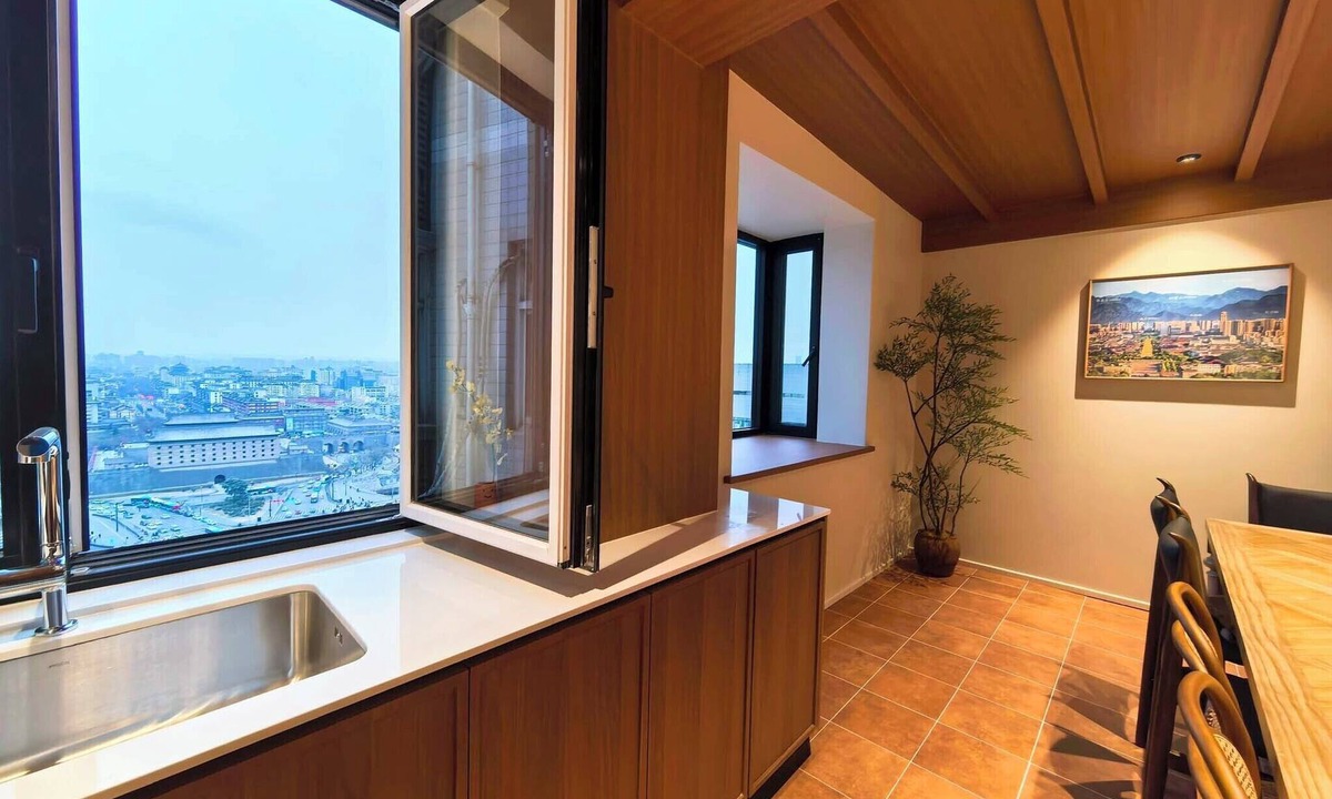 Lianhu Hotel | Stylish Homestay Balcony View Bell Tower