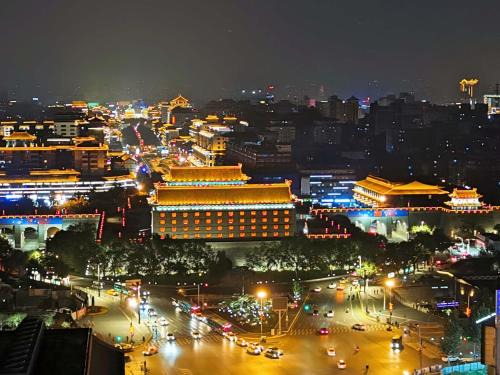 Lianhu Hotel | Stylish Homestay Balcony Viewing Ancient XiAn Bell Tower and City Wall