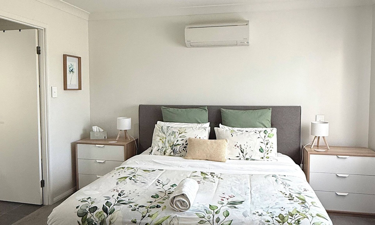 Mango Hill House | Stylish, modern townhouse with communal pool!