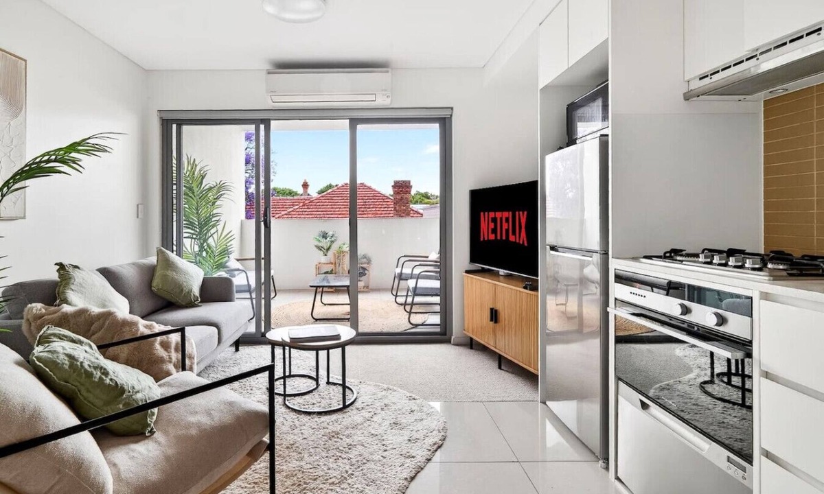 Crows Nest Apartment | Stylish Retreat + Balcony + Parking & City Access