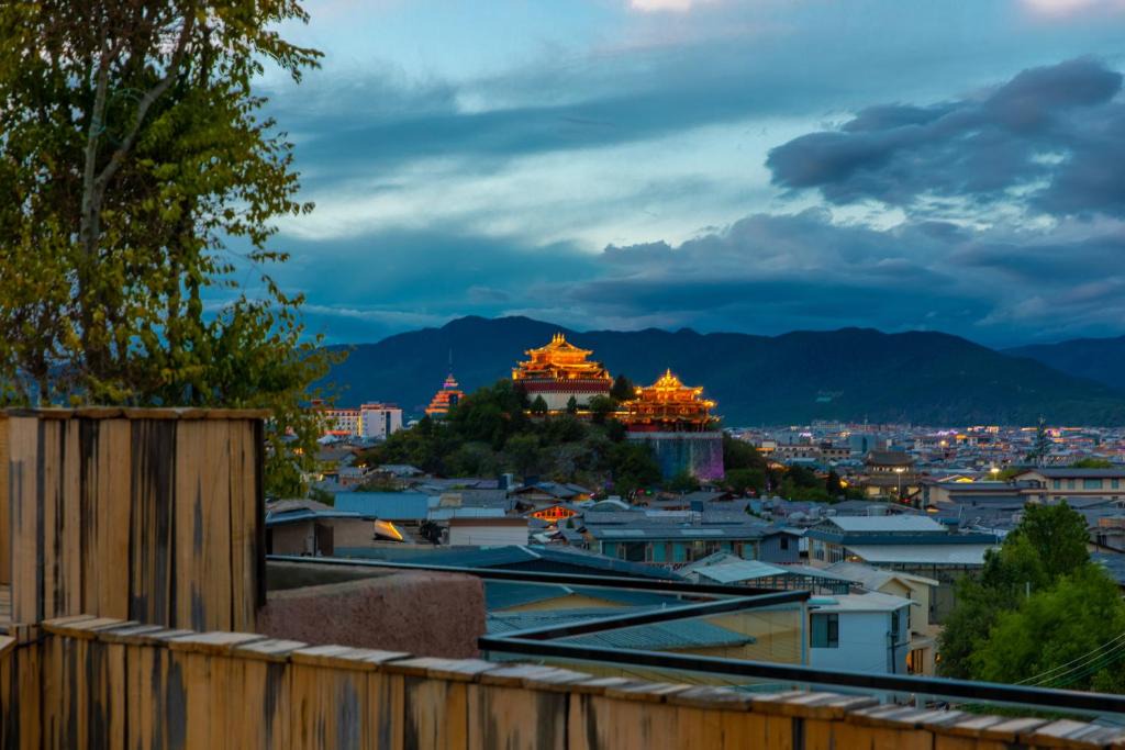 Shangri-La Hotel | Summerless Villa · A Designer Stay Without Summer (Shangri-La Dukezong Ancient Town Branch)